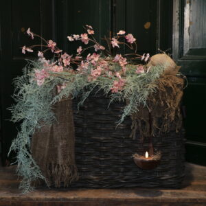 Rotan mand grijs L, toef, shabby doek & roest lepel incl. ledkaars