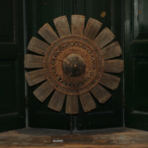Houten spinnewiel op standaard nr.7